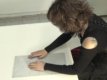 -  Là c'est les chevilles, les genoux, là j'ai envie de sortir une blague ! On sent qu'il n'y a eu aucune excitation, n'est ce pas ! -  Oui tu es au niveau des hanches . -  C'est là qu'on a la main, le coude, l'épaule, le contour de la tête, ici les pommettes ; et là pour le coup, c'est les épaules,