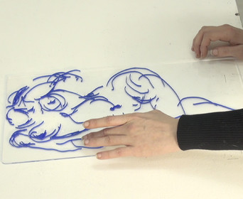 - On a fait un essai de couleur, avec du plexiglass bleu Outremer.  Tu m'avais beaucoup surpris quand tu m'avais dit que dans certaines conditions, tu pouvais ressentir une couleur par la chaleur ?- Ici le bleu est plus clair que le noir, donc ici il sera plus froid, en revanche il sera beaucoup plus chaud que le blanc, parce que ce bleu reste dans la catégorie des foncés. Donc au niveau de la chaleur, ce sera plus proche du noir que du blanc. Toujours pour arriver à  se repérer au pannel de couleur dont j'ai parlé, plusieurs fois, en noir et blanc… Là c'est la cage thoracique, c'est pareil j'ai un creux qui se trouve là, et j'ai les abdos qui sont juste ici. Là c'est la dernière côte. Ici il se trouve que j'ai des creux en dessous de la poitrine. Il a remis en valeur ma cage thoracique qui ressort légèrement en bas. Il y a aussi les hanches, les bras…