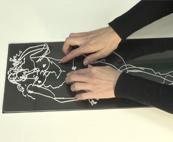 Extraits de la vidéo réalisée en février 2018- C'est très bien en valeur par le relief-  Tu reconnais les différentes parties du corps ?- Ça oui je les reconnais. C'est comme un art abstrait, mais on arrive quand même à reconnaître les différentes parties du corps, la voûte plantaire, le talon, les orteils, même si c'est déformé, on arrive clairement à reconnaître les choses, justement parce qu'elles sont accentuées, et même si c'est pas, peut être visuellement parlant, avec ce que j'ai déjà vu (autrefois) quand je fais une visualisation de l'image, je me dis que visuellement ça doit être différent d'avec le toucher, ça n'a rien à voir ; on comprend pourquoi ça a été accentué, parce que ce sont des parties qui caractérisent le corps.Donc automatiquement pour un aveugle, le cerveau va faire accentuer les formes.