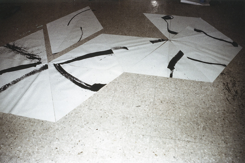 Légende :	série LE TRIANGLE DU SEXEDescription :série LE TRIANGLE DU SEXE, travail en commun avec l'artisteRichard NICOLAS - travail les yeux bandés - élaboration d'un code d'orientationdes triangles, afin de continuer à s'expédier mutuellement des compositions nouvellespar courrier - 8  75