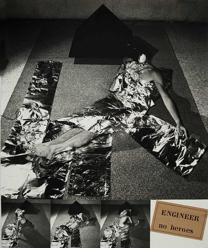 NO HEROES   2     5 – 7 - 81Il est au maximum de l'inquiétude pour son spectacle et profite du court répit nécessaire à la prise de vue pour terminer la bande sonore. Il est en retard et aimerait écouter une musique dont il a besoin. Je lui donne alors un casque et il évolue dans l'a1u, tout en écoutant la musique. Du coup il joue avec l'emballage, et cherche à s'en envelopper. Après coup il remarque: au début j'ai eu peur d'abîmer le papier métal, j'ai donc roulé lentement sur moi-même.