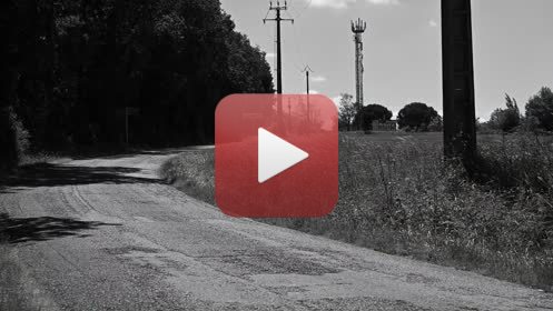 FUSILLESréalisation : Claude Jeanmartmusique : Hélène Sage05 - 2020FILMS DES CONFINSPendant la période de confinement (virus Covid -19 ), impossible de continuer les APSARAS et le dessin en aveugle.Envie d’utiliser toutes les ressources autour de moi, dans la maison, dans le jardin, dans les environs immédiats autorisés, en utilisant la vidéo, à défaut d’autres possibilités. Ce seront donc 20  films de 6 minutes avec des musiques composées spécialement, réalisés entre décembre 2019 et juillet 2020. Un seul thème à la fois traité » picturalement » : pas de scénario écrit, pas de croquis, mais l’œil aux aguets, prises de vues au fur et à mesure de l’émergence des idées, montage direct, et retour fréquent à de nouvelles prises de vue. Multiples versions pour parvenir au résultat final, transmis aux musiciens, qui ont travaillé de la même façon. Sur le site impossible de présenter la totalité des films ni chacun dans son entière durée. Ce sont donc à chaque fois, des réductions à 3 minutes environ.A plusieurs reprises je me suis heurté aux limites de la puissance de mes ordinateurs, j’ai donc renoncé à certains effets pour en inventer d’autres.Ce travail a été très enrichissant, et assez euphorisant.