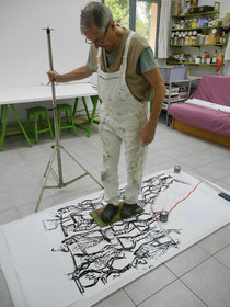 LES ATLANTES ET LA DIVINE COMÉDIEles plaques sont imprimées au pied, ce qui permet des impressionsà cheval sur les bords. Le séchage sur ce support est très long : entre 3 et 10 jours selon les couleurs.Il faut donc bien programmer les étapes des impressions